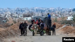 Người Palestine trở về sau khi lực lượng Israel rút khỏi Hành lang Netzarim giữa bối cảnh lệnh ngừng bắn giữa Israel và Hamas, gần Thành phố Gaza, vào ngày 9 tháng 2 năm 2025.