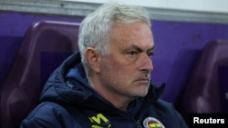 Fenerbahçe Teknik Direktörü Mourinho'ya dört maç men ve para cezası verildi.