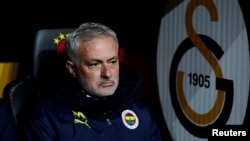 Mourinho, dün akşamki maçın ardından yaptığı açıklamalarda ev sahibi Galatasaray’ın yedek kulübesinin bir pozisyondan sonra “maymun gibi zıpladığını” söyledi.