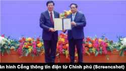 Thủ tướng Chính nhận bằng giáo sư danh dự từ Bí thư Đảng ủy Đại học Thanh Hoa Khứu Dũng