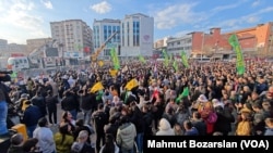 Öcalan’ın mesajını Diyarbakır’daki Dağ Kapı Meydanında toplanan binlerce kişi birlikte dinledi.