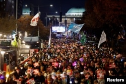 Protestocular, Güney Kore'nin başkenti Seul'deki parlamento önünde Güney Kore Cumhurbaşkanı Yoon Suk Yeol'un görevden alınması için düzenlenen mitinge katıldı- 9 Aralık 2024.