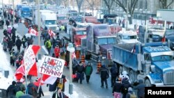 29 Ocak 2022 - Kamyon sürücülerinin Corona aşısı zorunluluğu ve pandemi kısıtlamalarına karşı başlattığı protesto eyleme Kanada meclis binası yakınlarında devam ediyor