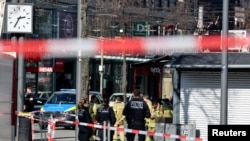 Polis tarafından, yaralıların sayısı ve durumları hakkında henüz net bir bilgi verilmezken, şüpheli bir kişi gözaltına alındı.