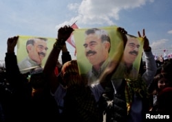 PKK lideri Abdullah Öcalan'ın posterlerini taşıyan göstericiler.