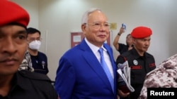 Cựu Thủ tướng Malaysia Najib Razak được lính nhà tù áp tải đến tòa án ở Kuala Lumpur