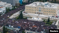 Başkent Atina’nın merkezinde parlamentonun önündeki Sintagma meydanında on binlerce kişi toplandı. 