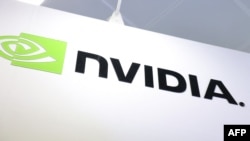 Nvidia'nın kurucusu Jensen Huang , Blackwell'e olan talebi olağanüstü olarak niteledi. Huang, yapay zeka sistemlerinin eğitimi için “artan bilgi işlem, modelleri daha akıllı hale getiriyor, uzun düşünme için artan bilgi işlem ise cevabı daha akıllı hale getiriyor” dedi. 