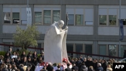 Dünyadaki yaklaşık 1,4 milyar Katoliğin lideri olan Francis, 14 Şubat'ta bronşit nedeniyle Roma'daki Gemelli hastanesine kaldırıldı ve kısa süre sonra her iki akciğerinde zatürreye dönüştü. 