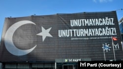 İYİ Parti Genel Merkezi’nin dış cephesine Türk Bayrağı’na gönderme amaçlı ancak siyah-beyaz renkli ay-yıldız ile “Unutmayacağız, unutturmayacağız! Şehitlerimizi saygı, rahmet ve minnetle anıyoruz” yazılı afiş asıldı.