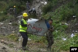 Kaza sonrası etrafa dağılan uçak parçaları görevliler tarafından toplandı.