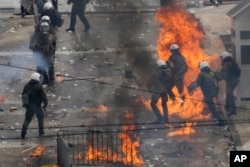 Yunanistan'ın başkenti Atina'daki protestolar sırasında olaylar çıktı, polis göstericilere müdahale etti- 28 Şubat 2025.