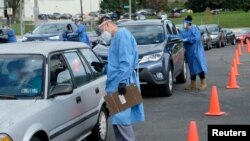 Milwaukee, Wisconsin - Halk Corona virüsü testi olmak için araçlarında sıra bekliyor.