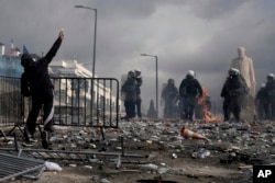 Atina'daki protestolarda olaylar çıktı, polis ile göstericiler çatıştı- 28 Şubat 2025.