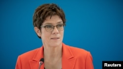 Almanya Savunma Bakanı Annegret Kramp-Karrenbauer