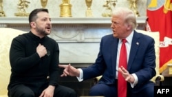 Tổng thống Hoa Kỳ Donald Trump (phải) và Tổng thống Ukraine Volodymyr Zelenskyy gặp nhau tại Phòng Bầu dục, Tòa Bạch Ốc, ngày 28/2/2025.