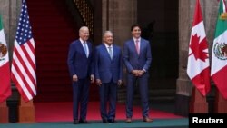 Tổng thống Hoa Kỳ Joe Biden (thứ nhất, bên trái), Tổng thống Mexico Andres Manuel Lopez Obrador (giữa) và Thủ tướng Canada Justin Trudeau chụp ảnh chung tại Hội nghị thượng đỉnh của các nhà lãnh đạo Bắc Mỹ ở Mexico vào ngày 10/1/2023.