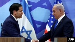 Ngoại trưởng Mỹ Marco Rubio (trái) và Thủ tướng Israel Benjamin Netanyahu bắt tay nhau trong cuộc họp báo chung tại văn phòng thủ tướng ở Jerusalem hôm 16/2/2025.