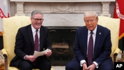 Tông thống Donald Trump gặp Thủ tướng Anh Keir Starmer, trái, tại Tòa Bạch Ốc ngày 27/2/2025.